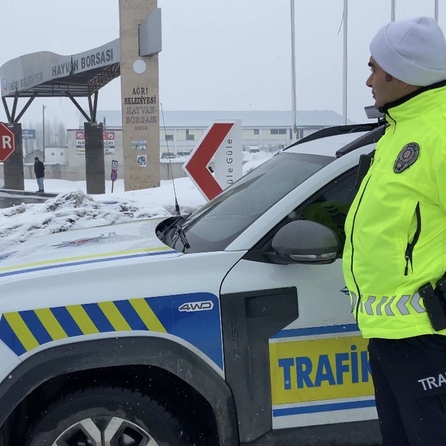 Ağrı'da hayvan borsası çevresinde trafik denetimi