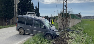 Çorlu'da aracın elektrik direğine çarptığı kaza kamerada