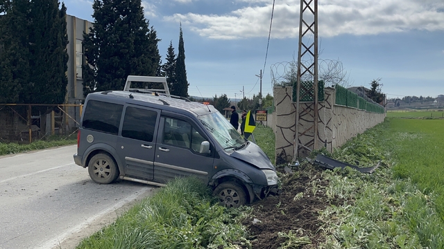 Çorlu'da aracın elektrik direğine çarptığı kaza kamerada