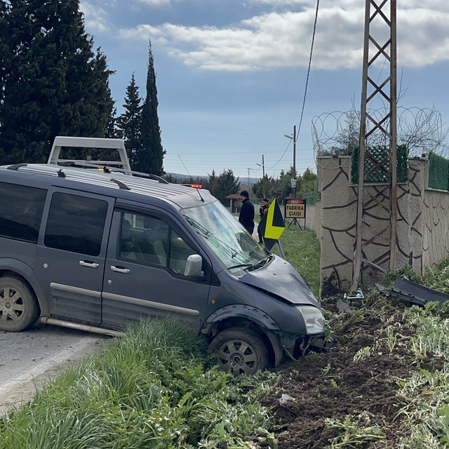 Çorlu'da aracın elektrik direğine çarptığı kaza kamerada