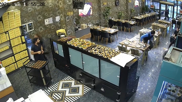 İftara saatler kala kebapçının tavanı çöktü, personel son anda kurtuldu
Çöken tavanın altında kalmaktan saniyelerle kurtuldular: Güvenlik kamerası anbean kaydetti