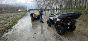 Edirne’de taşkın suları bedava yıkamaya dönüştü: Taşkını fırsata çevirdiler