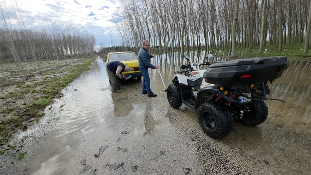 Edirne'de taşkın suları bedava yıkamaya dönüştü: Taşkını fırsata çevirdiler