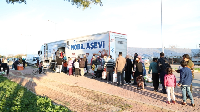 Büyükşehir'in geleneksel iftar ikramı sürüyor
Mobil Aşevi iftarda mahalle mahalle dolaşıyor