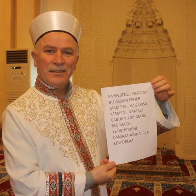 Cami imamı gençleri maça yetiştirdi: Vaazı kısa tuttu, ilahileri azalttı