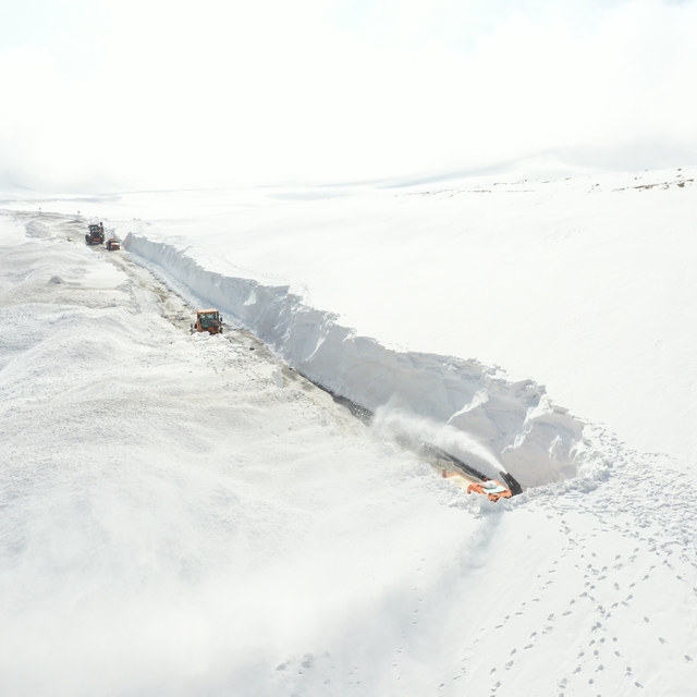 Ağrı-Kağızman kara yolu, kar kalınlığının 5 metreyi bulduğu bölgede ulaşıma...