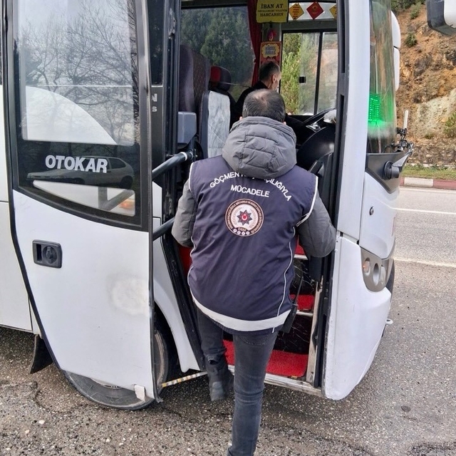 Bilecik'te düzensiz göç uygulamasında yakalanan 3 şahıs tutuklandı