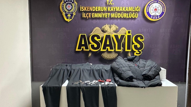 Mağazada ürünlerin alarmlarını tornavida ile sökerken yakalandı