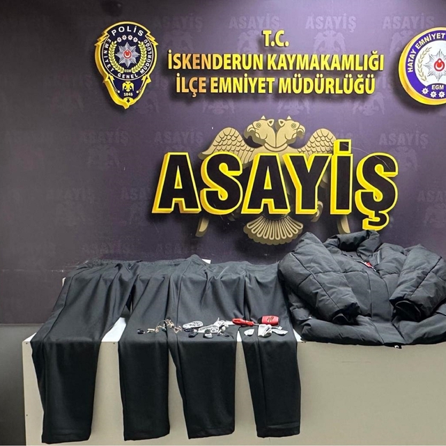 Mağazada ürünlerin alarmlarını tornavida ile sökerken yakalandı