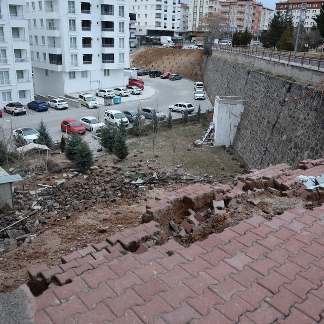 Nevşehir'de 15 metre yüksekliğindeki istinat duvarı çöktü