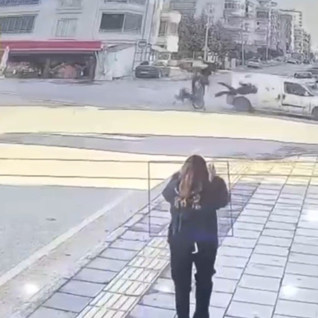 Erdemli'de feci motosiklet kazası: Genç sürücü hayatını kaybetti
Kaza anı k...