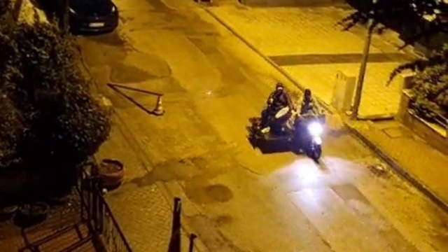 Bu da 'mobil' davulcu
Sokakları motosikletiyle turlayan davulcu dikkat çekti