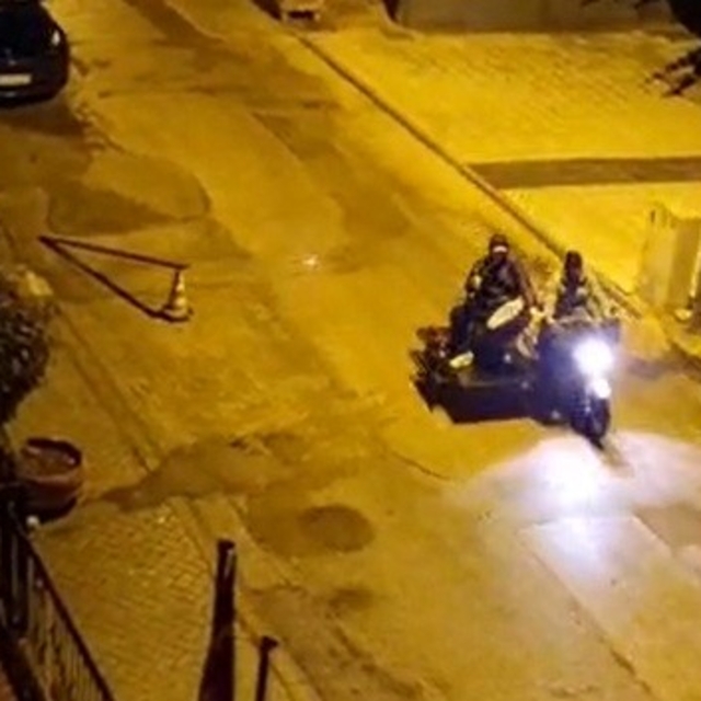Bu da 'mobil' davulcu
Sokakları motosikletiyle turlayan davulcu dikkat çekt...