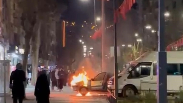 Siirt'te seyir halindeki otomobil alev alev yandı