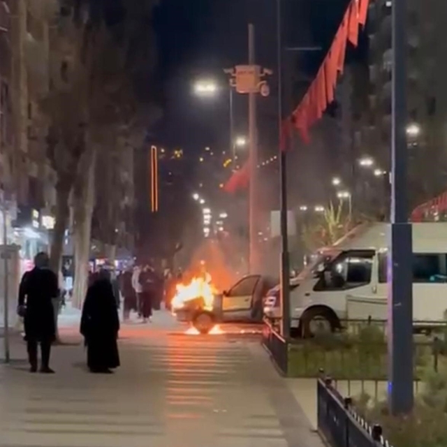 Siirt'te seyir halindeki otomobil alev alev yandı