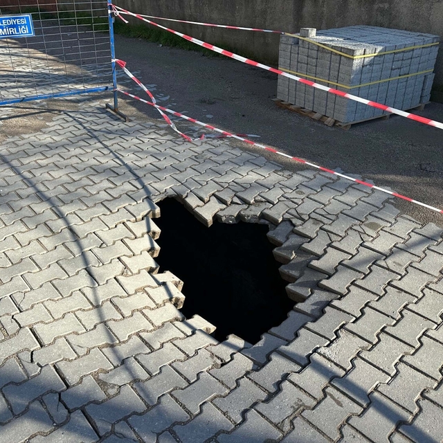 Çanakkale'de sağanak nedeniyle yol çöktü