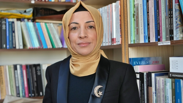 Üniversiteye girebilmek için çıkardığı başörtüsüyle akademisyen olarak kürsüye çıktı
"Başörtülü girdiği ilk dersimde kapıdan içeri girdim, öğrenciler tanımadı. Ta ki 'Merhaba arkadaşlar' diyene kadar"
28 Şubat'tan kürsüye uzanan hikâye: "Özgürlüğü alkışladık"