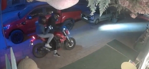 Kapıya 100 TL bırakıp 5 bin TL'lik pelüş ayıyı çaldılar
Aynı iş yerinden ik...