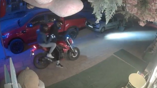 Kapıya 100 TL bırakıp 5 bin TL'lik pelüş ayıyı çaldılar
Aynı iş yerinden iki ayrı pelüş ayıcık hırsızlığı kameralara yansıdı
Dükkan çalışanı: "Ayıcığın parasını getirirlerse tamamını SMA hastası Taha Miraç'a bağışlayacağız"