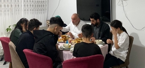 Canik Belediye Başkanı Sandıkçı, vatandaşların iftar sofralarına konuk oluyor