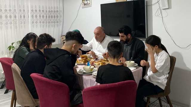 Canik Belediye Başkanı Sandıkçı, vatandaşların iftar sofralarına konuk oluyor