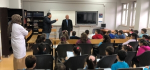 İlkokulda yerel yönetimler dersine giren muhtar öğrencilere görevini anlattı