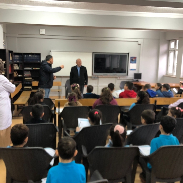 İlkokulda yerel yönetimler dersine giren muhtar öğrencilere görevini anlatt...