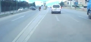 Motosiklete çarpmamak için direksiyonu kırdı, otomobil refüje çarptı