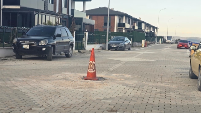 Vatandaşların rögar kapağı imtihanı
Sokağa kanalizasyon şebekesi döşediler, ancak rögar kapağı koymayı unuttular