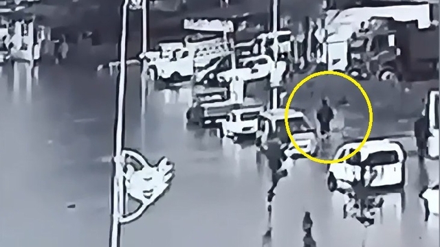 Kaldırımda yürürken su dolu çukura düştü