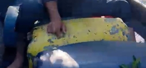 Sular altında kalan bahçesine kayıkla ulaştı