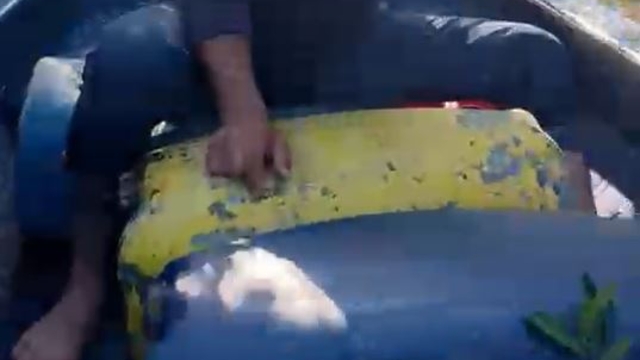 Sular altında kalan bahçesine kayıkla ulaştı