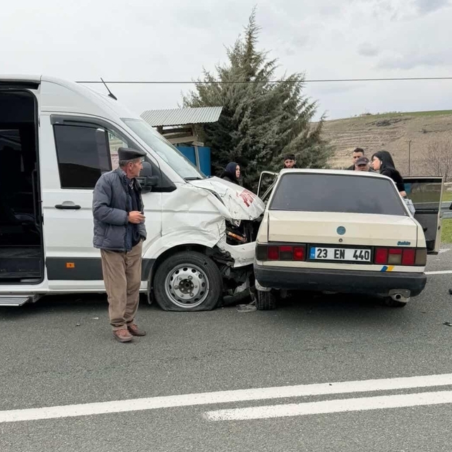 Minibüs ile Tofaş çarpıştı: 4 yaralı