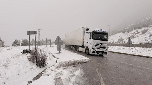 Afyonkarahisar'ın yüksek kesimlerinde kar yağışı etkili oldu