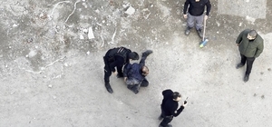 Diyarbakır’da kadınlara ve araçlara saldıran zihinsel engelli gözaltında