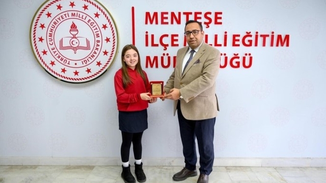 Muğlalı Azra, İstiklal Marşı'nı Güzel Okuma Yarışması'nda Türkiye birincisi oldu