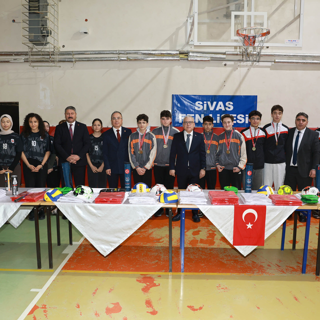 Sivas Valisi Şimşek, spor malzemesi dağıtımına katıldı