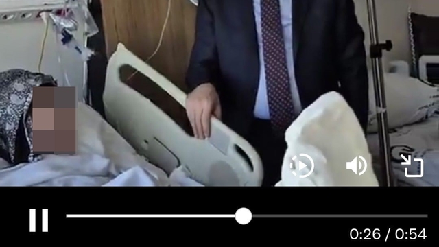 Genç kızın ailesinin isteğini hiçe saydı, sosyal medyasında paylaştı
Köpekten kaçarken belediye otobüsünün çarpması ile ağır yaralanan genç kızı hastanede ziyaret eden CHP'li Ortahisar Belediye Başkanı Ahmet Kaya, ailenin görüntü alınmaması talebini hiçe saydı