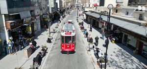 Şanlıurfa'da tarihi sokaklarda golf aracı, caddede nostaljik tramvay dönemi