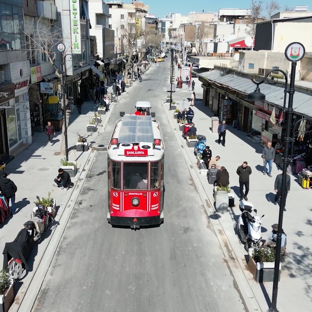 Şanlıurfa'da tarihi sokaklarda golf aracı, caddede nostaljik tramvay dönemi