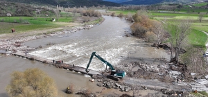 Balıkesir'de köprü menfezleri temizleniyor