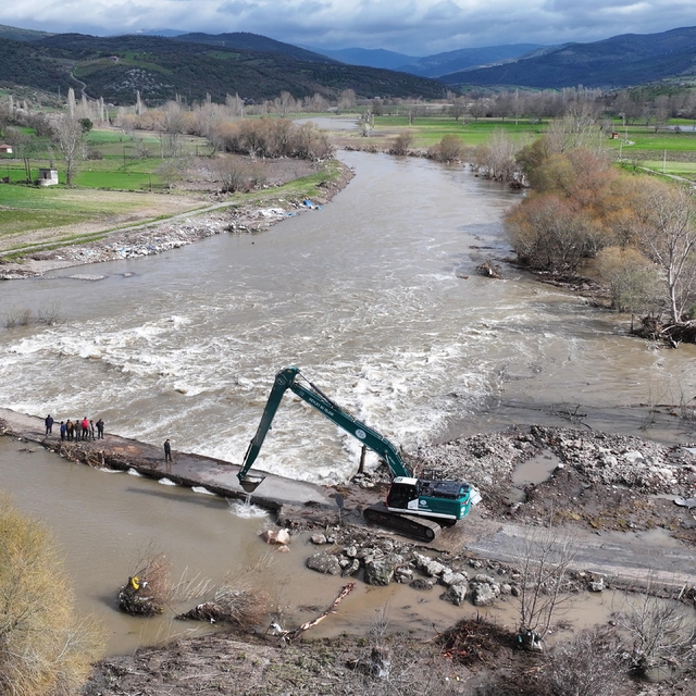 Balıkesir'de köprü menfezleri temizleniyor