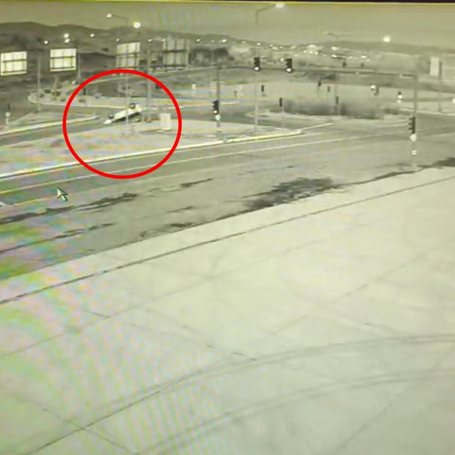 Hafif ticari araç, direğe çarparak takla attı; kaza kamerada