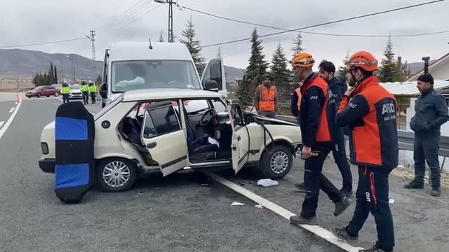 Yolcu minibüsü ile otomobil çarpıştı: 1'i ağır 4 yaralı