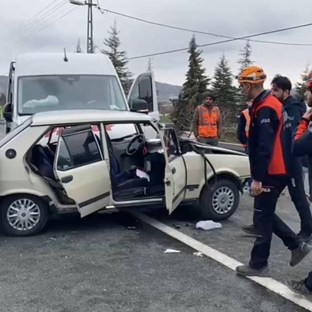 Yolcu minibüsü ile otomobil çarpıştı: 1'i ağır 4 yaralı