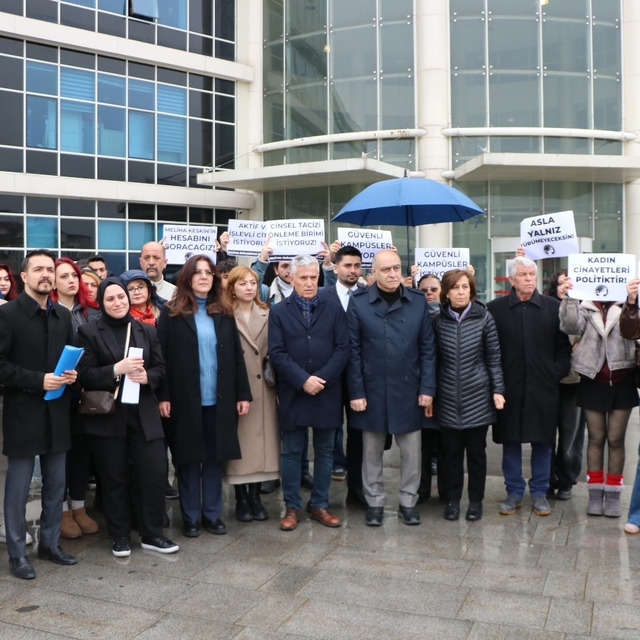 Eski eşinin üniversite kampüsünde öldürdüğü Meliha için adliye önünde açıkl...