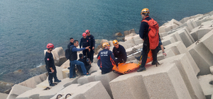 Dalgakıranda düşüp beton bloklar arasına sıkışan balıkçı kurtarıldı