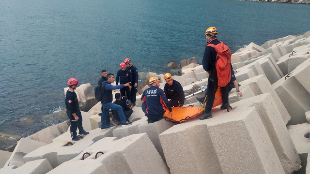 Dalgakıranda düşüp beton bloklar arasına sıkışan balıkçı kurtarıldı