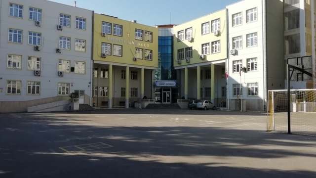 Gaziantep'te kadın öğretmen ve okul müdürüne saldırı girişimi