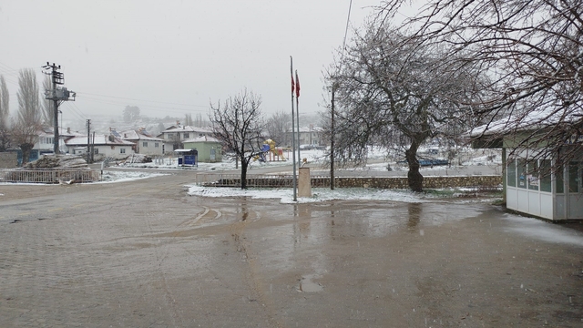 Buldan'ın yüksek kesimlerinde kar yağışı etkili oldu